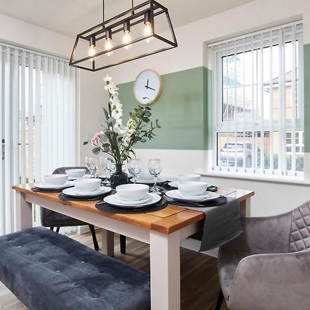 Superb 3Br House In Coventry Sleeps 9 W/Parking Villa Luaran gambar