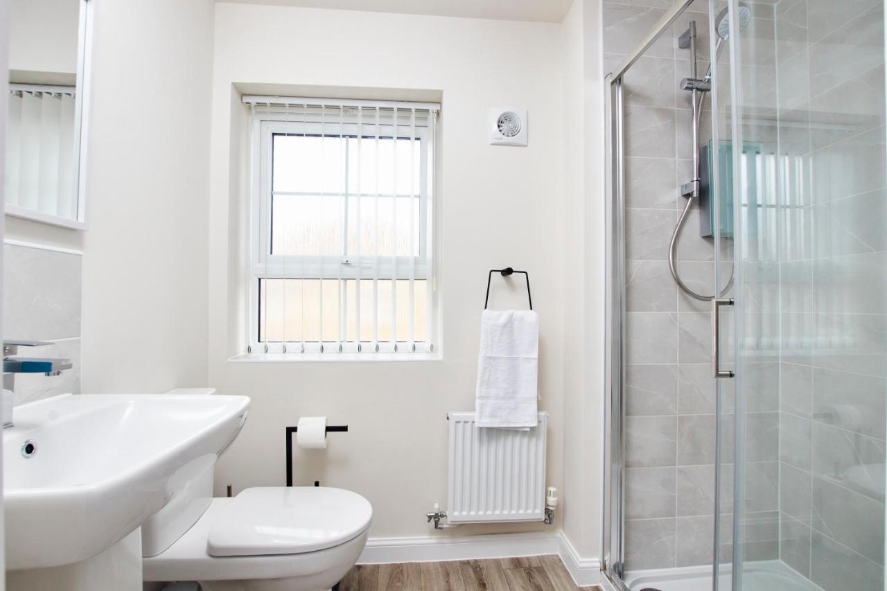Superb 3Br House In Coventry Sleeps 9 W/Parking Villa Luaran gambar