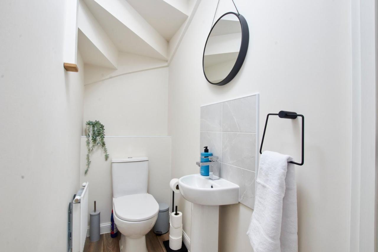 Superb 3Br House In Coventry Sleeps 9 W/Parking Villa Luaran gambar
