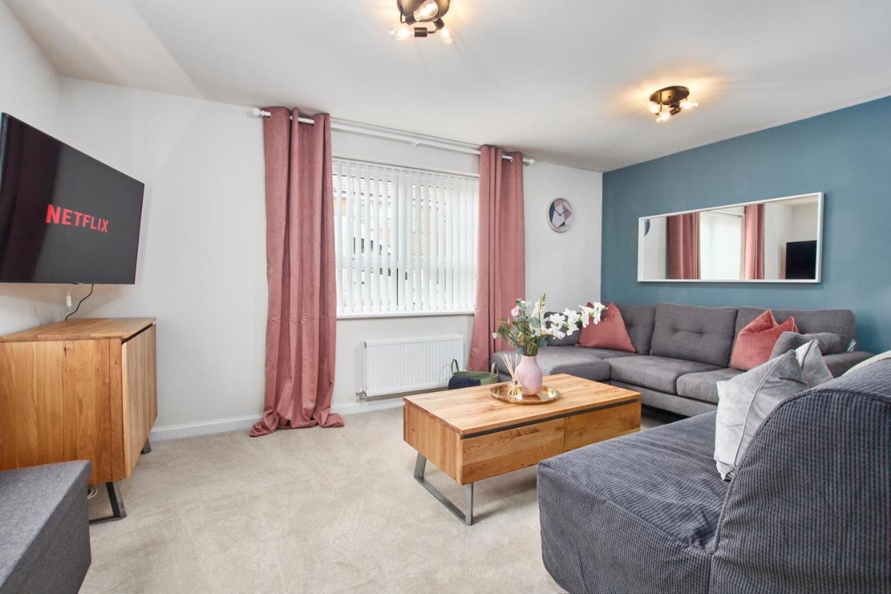 Superb 3Br House In Coventry Sleeps 9 W/Parking Villa Luaran gambar