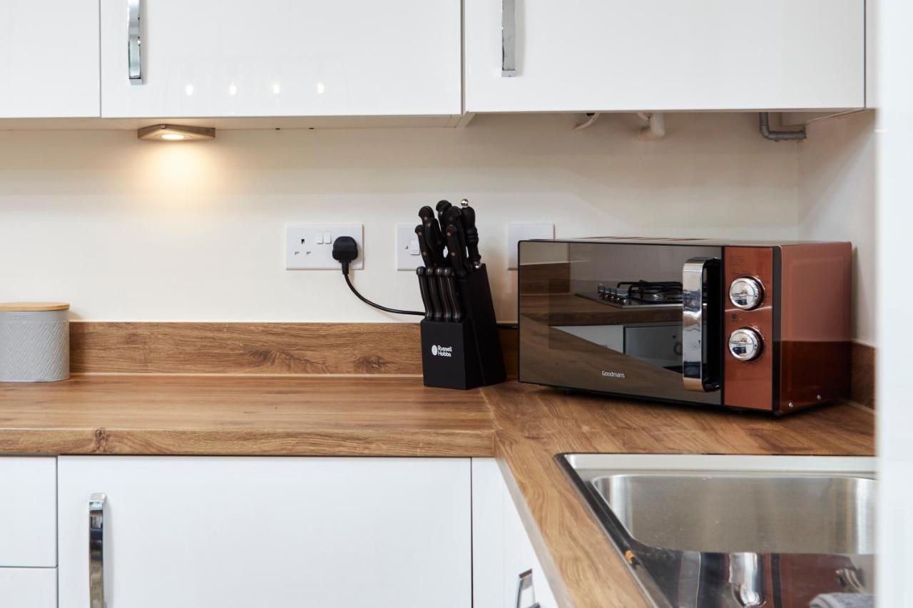 Superb 3Br House In Coventry Sleeps 9 W/Parking Villa Luaran gambar