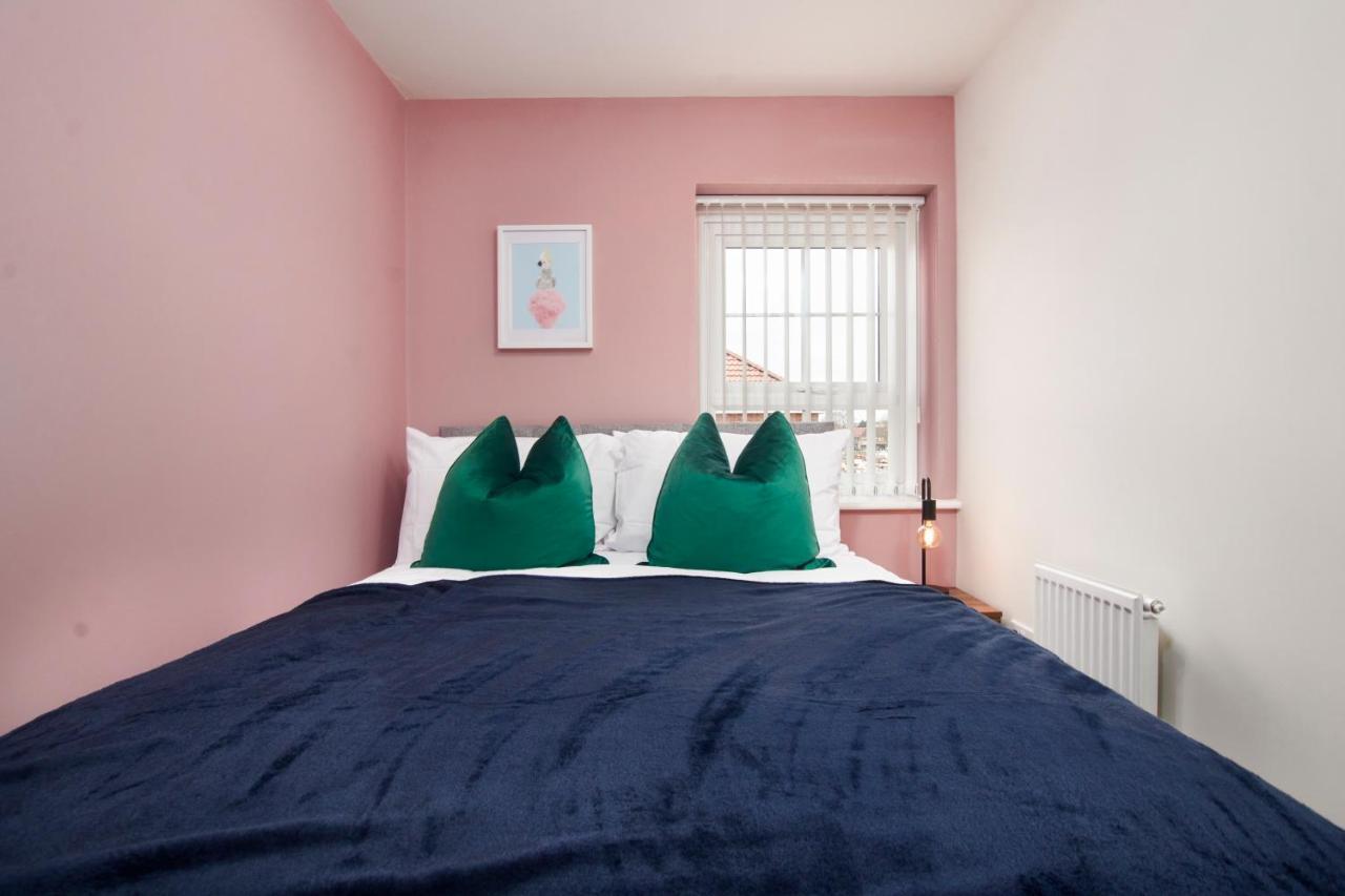 Superb 3Br House In Coventry Sleeps 9 W/Parking Villa Luaran gambar