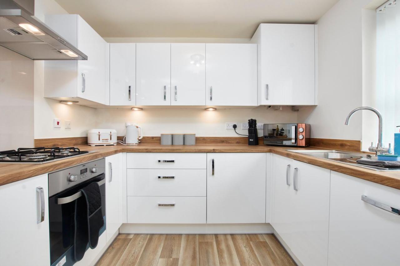 Superb 3Br House In Coventry Sleeps 9 W/Parking Villa Luaran gambar