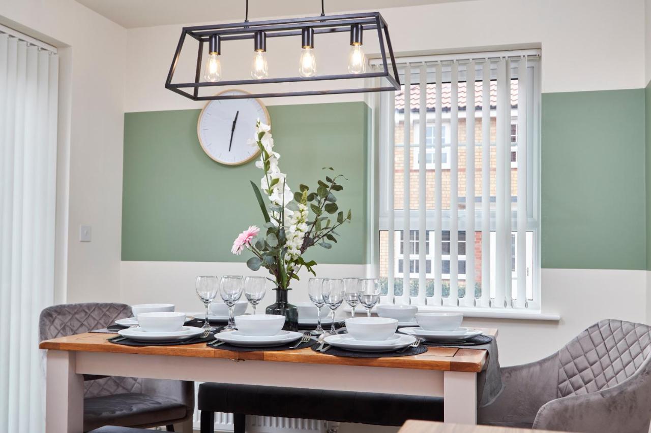 Superb 3Br House In Coventry Sleeps 9 W/Parking Villa Luaran gambar