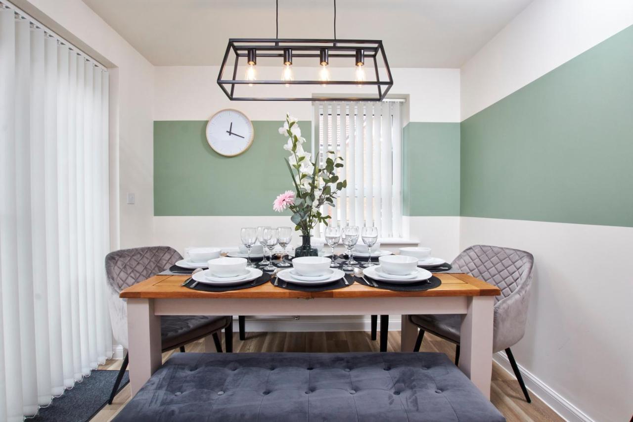 Superb 3Br House In Coventry Sleeps 9 W/Parking Villa Luaran gambar