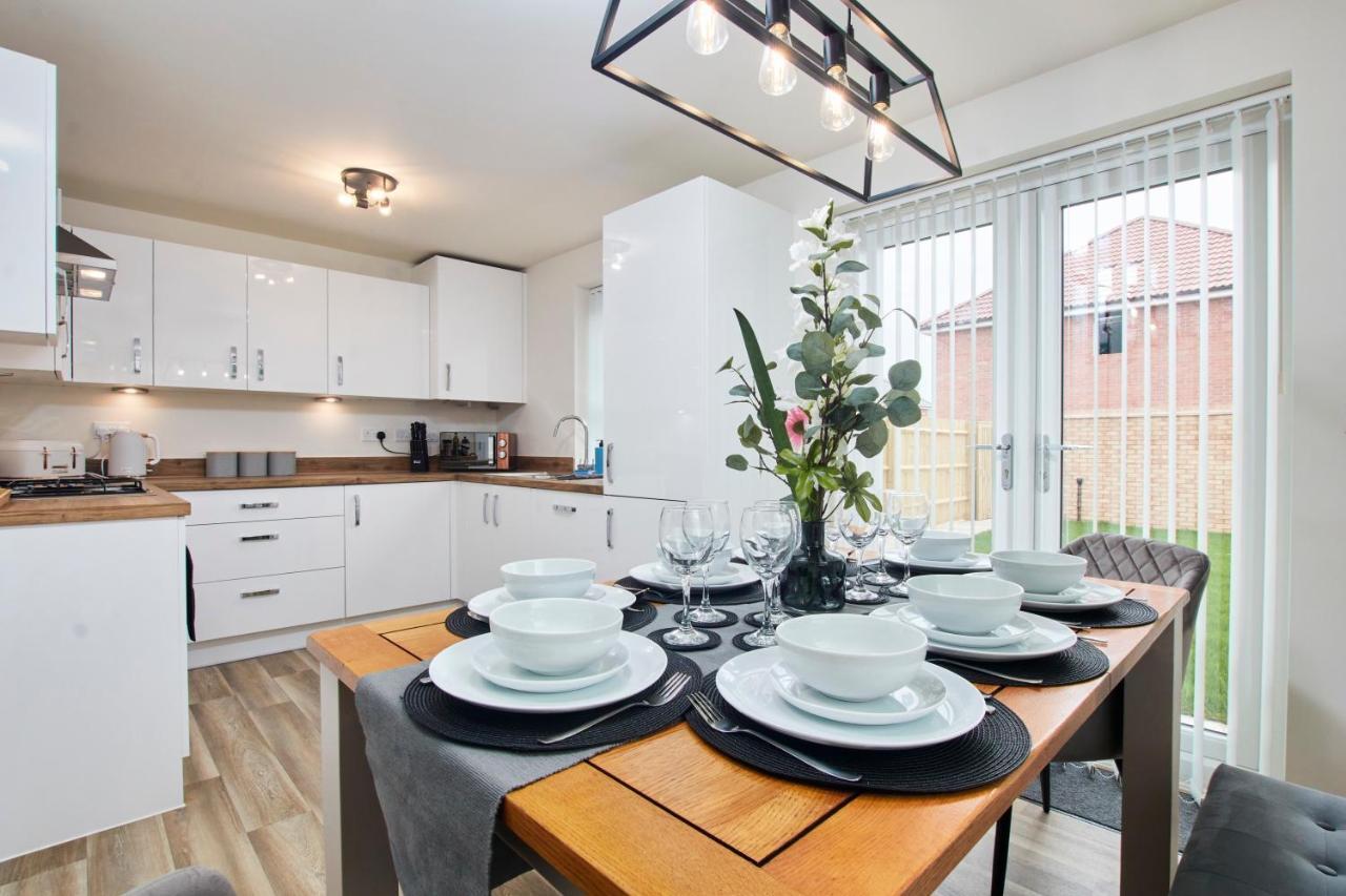 Superb 3Br House In Coventry Sleeps 9 W/Parking Villa Luaran gambar
