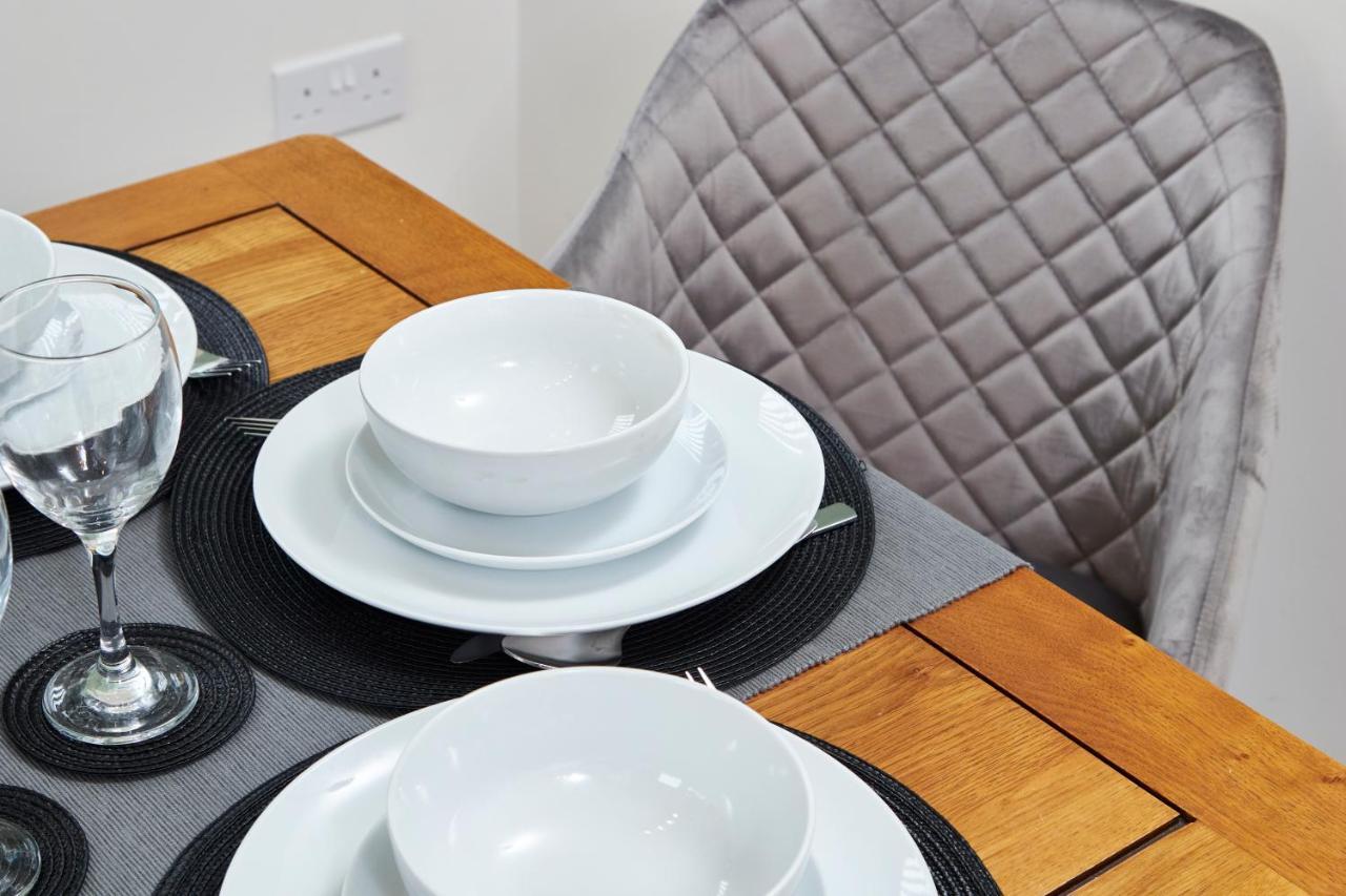 Superb 3Br House In Coventry Sleeps 9 W/Parking Villa Luaran gambar