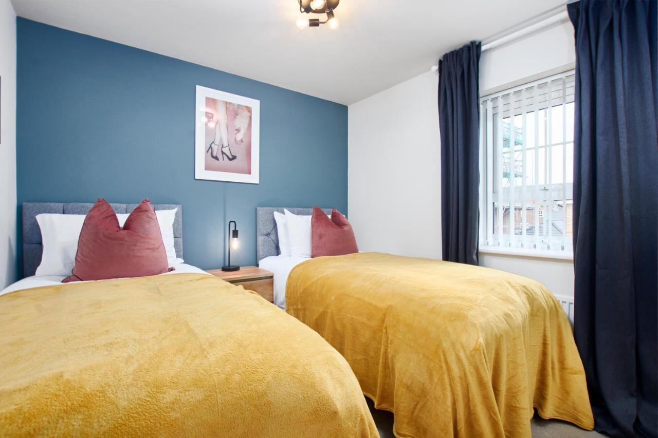 Superb 3Br House In Coventry Sleeps 9 W/Parking Villa Luaran gambar