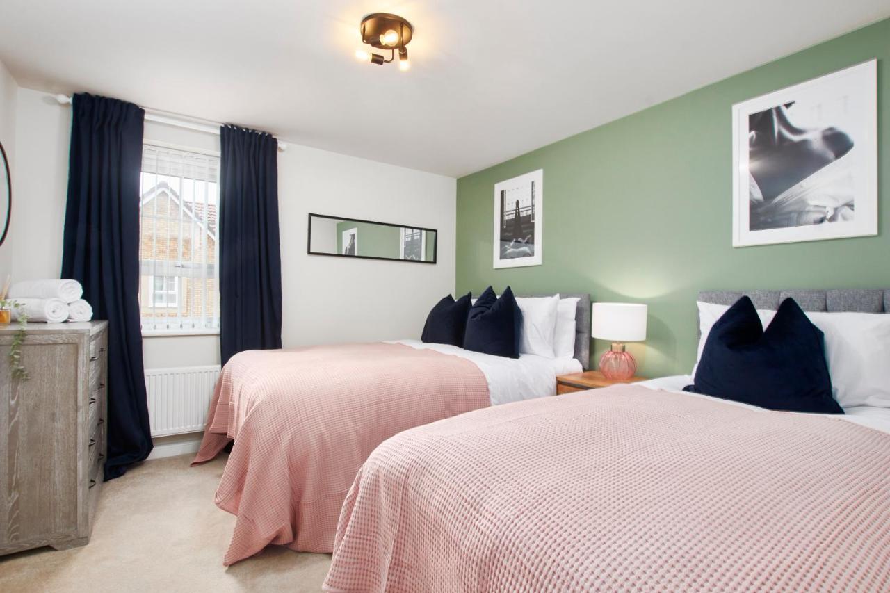 Superb 3Br House In Coventry Sleeps 9 W/Parking Villa Luaran gambar